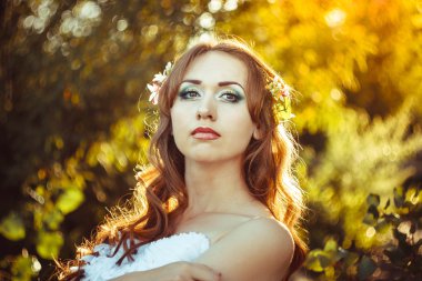 gün batımında beyaz elbiseli kız