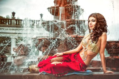 Havuzun üzerinde yalan kız