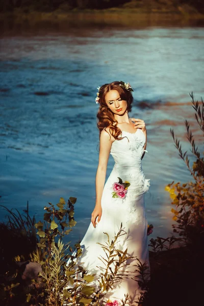 川の近くの白いドレスの女の子 — ストック写真