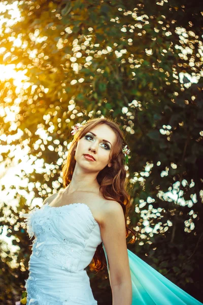 Lány a fehér ruhában, erdő — Stock Fotó