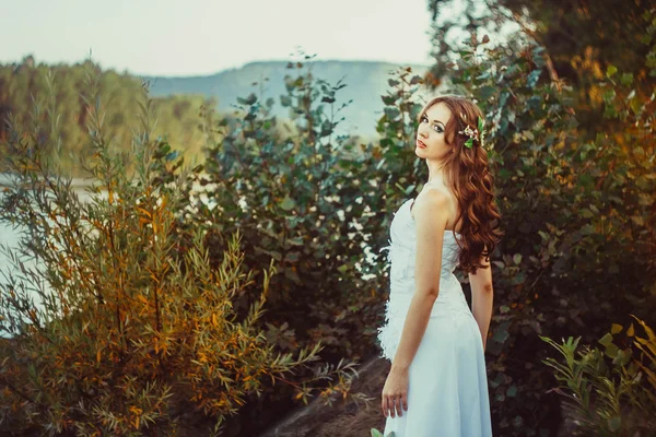 Dívka v bílých šatech v lese — Stock fotografie