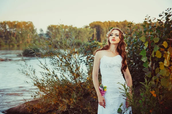川の近くの白いドレスの女の子 — ストック写真