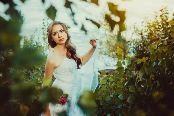 Fille en robe blanche près de la rivière — Photo