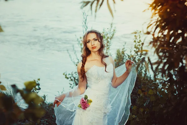 Chica en vestido blanco cerca del río —  Fotos de Stock