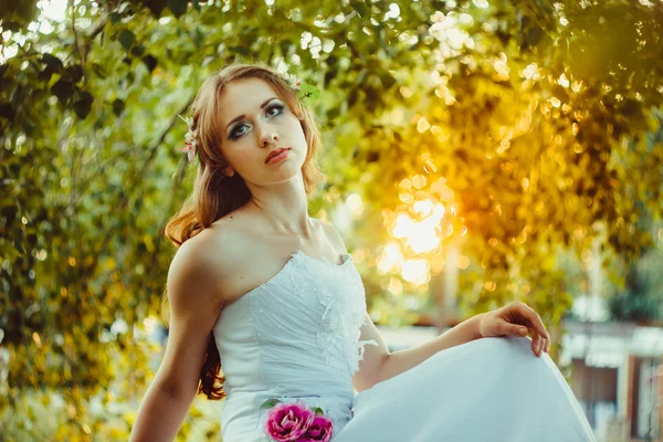 Menina em vestido branco na floresta — Fotografia de Stock