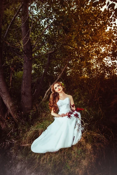 夕暮れの木の近くの女の子のドレス — ストック写真