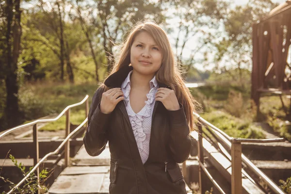 Chica asiática en chaqueta de cuero —  Fotos de Stock
