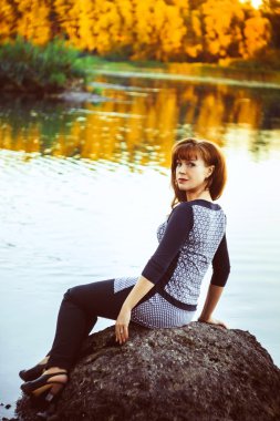 Nehrin yanında taş kadın