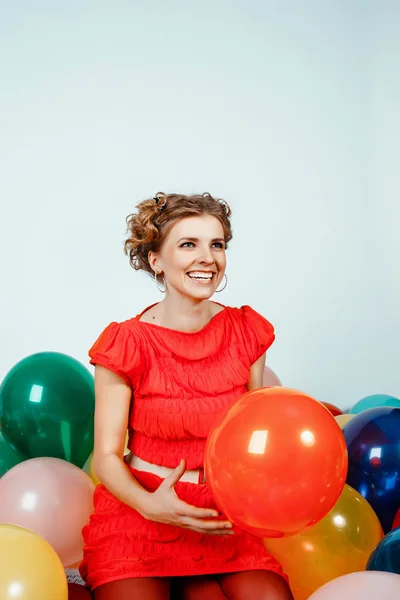 Ritratto di una ragazza con palloncini sorridenti — Foto Stock