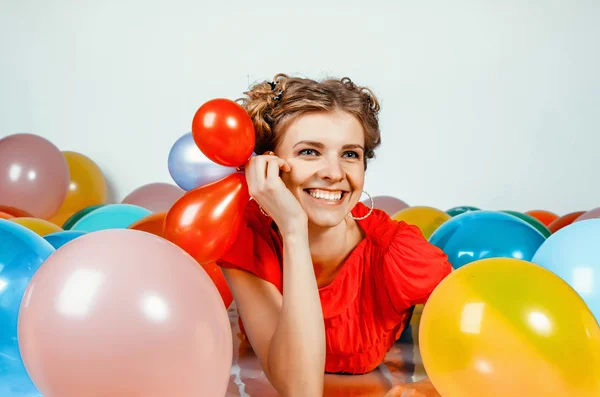 Retrato de una chica con globos sonriendo — Foto de Stock