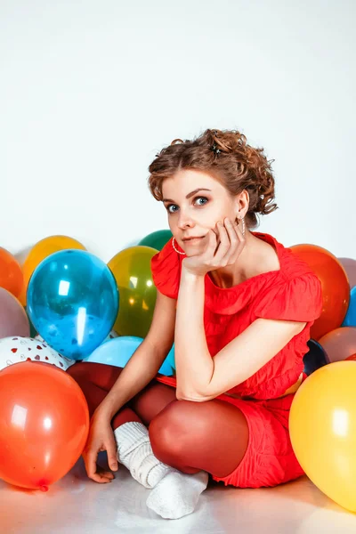 Retrato de una chica con globos sonriendo — Foto de Stock