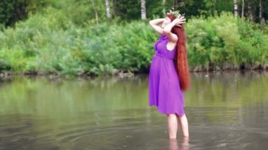 Nehirde hamile kadın