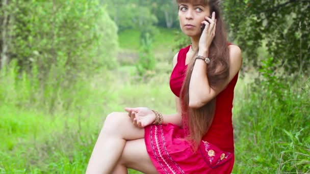 Девушка разговаривает по телефону на улице — стоковое видео