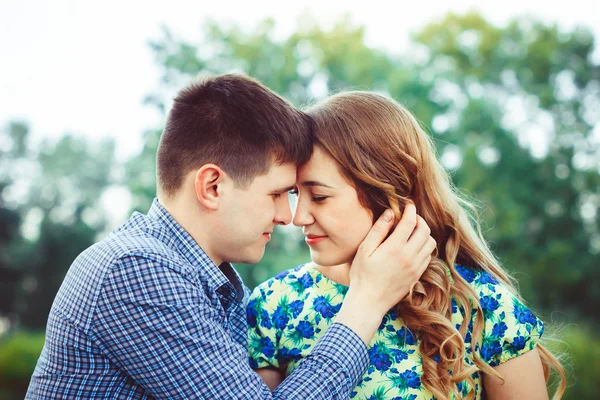 Couple heureux amoureux dans la forêt se touchant le front . — Photo