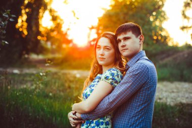 Çift ormanda kucaklayan oturan sevgi dolu.