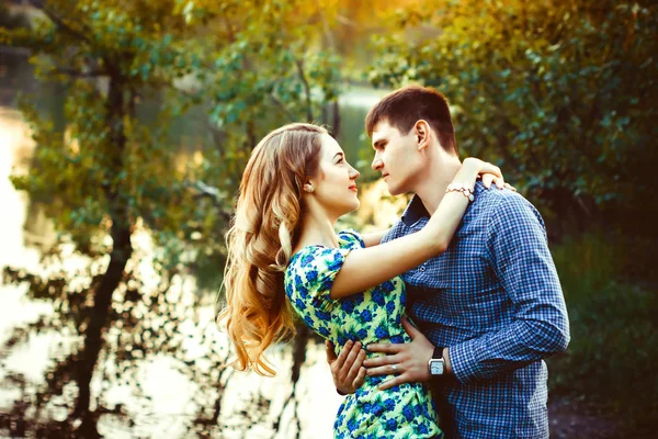 Amante casal abraçando no lago na floresta . — Fotografia de Stock