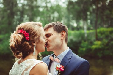 bir kucaklama nehir kıyısında çift bulunmaktadır