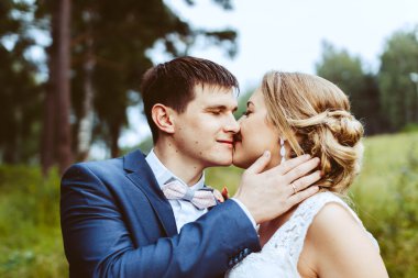 Gelin ve damat açık havada duran