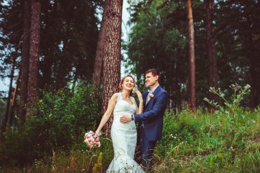 Gelin ve damat açık havada duran