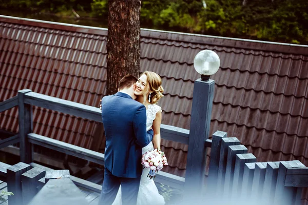 Casal abraçando em escadas de madeira — Fotografia de Stock