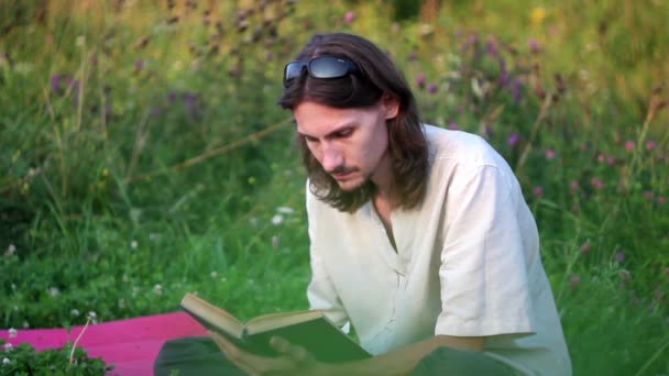 Il ragazzo che legge un libro in natura — Video Stock