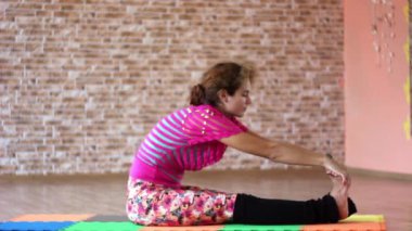 Kız egzersiz yapıyor.