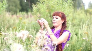 Kız doğa çimlere dokundun