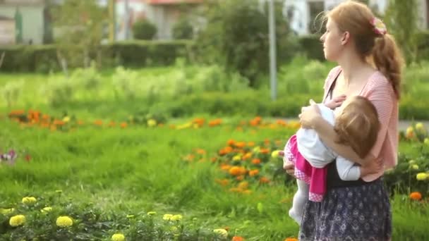 Anya gyermekét tartja a karjában — Stock videók