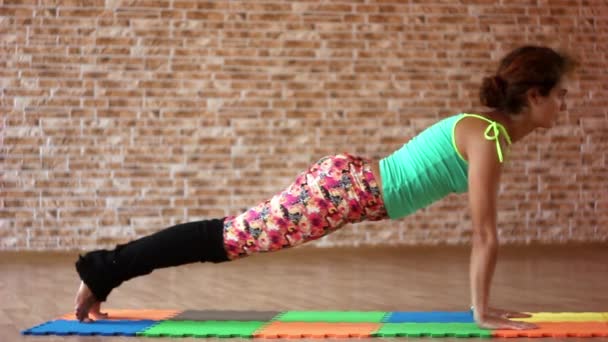 Kız egzersizleri yapıyor, aerobik eğitim odaya devreye girer — Stok video