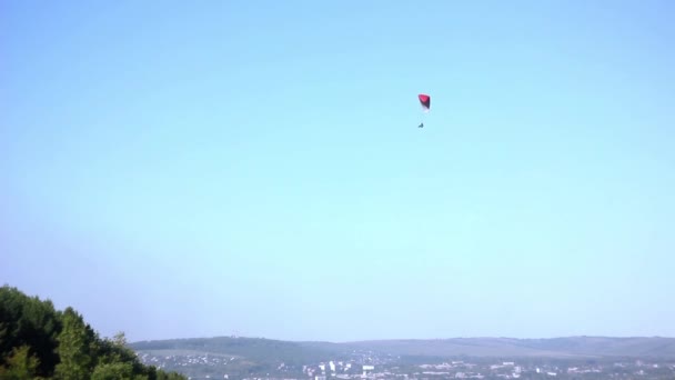Segelflugzeug fliegt in den Himmel — Stockvideo