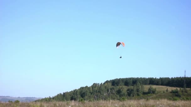 滑翔机飞行在天空中 — 图库视频影像