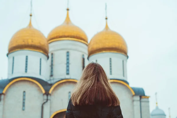 Dívka Stojí Před Kostelem Zlatými Kopulemi Pozadí — Stock fotografie