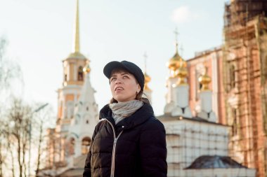 Bir kız kilisenin önünde duruyor.