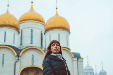 Bir kız kilisenin önünde duruyor.