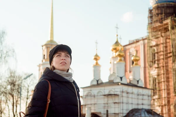 Una chica se para frente a una iglesia — Foto de Stock