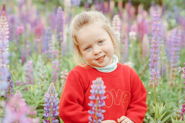 Enfant Heureux Jouant Parmi Herbe Jour Été — Photo