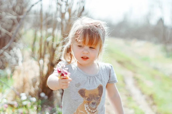 Κοριτσάκι Που Κρατάει Ένα Λουλούδι Άνοιξη — Φωτογραφία Αρχείου