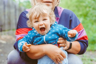 Büyük annenin küçük bir torunu var.