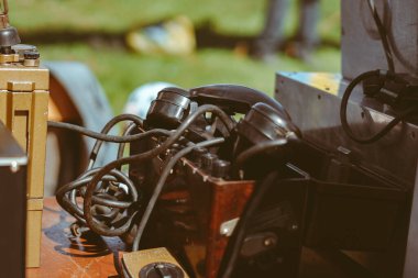 Rusya, Sibirya, Novokuznetsk - 9 Mayıs 2019: sergideki eski radyo ekipmanları