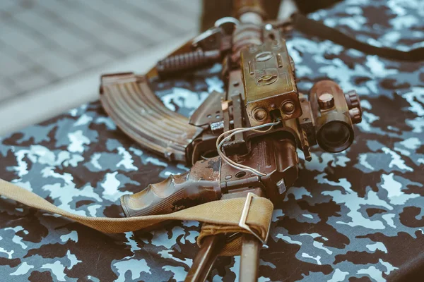 Tezgahta Otomatik Tüfekli Bir Adam Var Silahlar — Stok fotoğraf