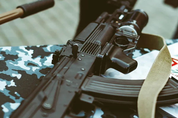 Hombre Con Rifle Automático Mostrador Tienda Armas — Foto de Stock