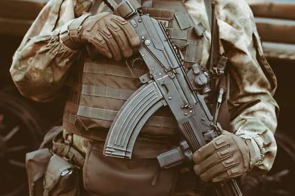Солдат Держит Руках Оружие Современную Армию — стоковое фото