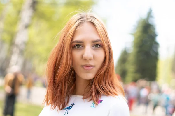 Joven adolescente chica en la calle — Foto de Stock