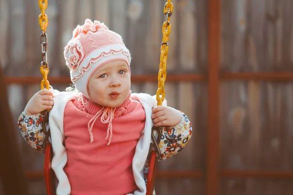 Маленькая Девочка Качелях Вязаной Шляпе Пиджаке — стоковое фото