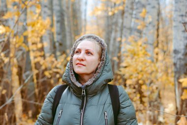 Sonbaharda yaşlı bir vatandaş parkta geziniyor.