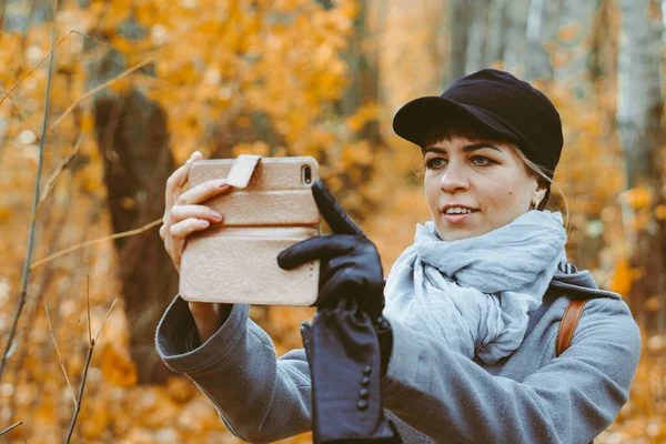 Egy Lány Fényképeket Készít Őszi Erdőben Egy Okostelefonon — Stock Fotó