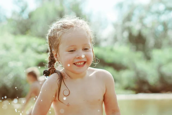 Niño Jugando Río Corriendo Agua — Foto de Stock