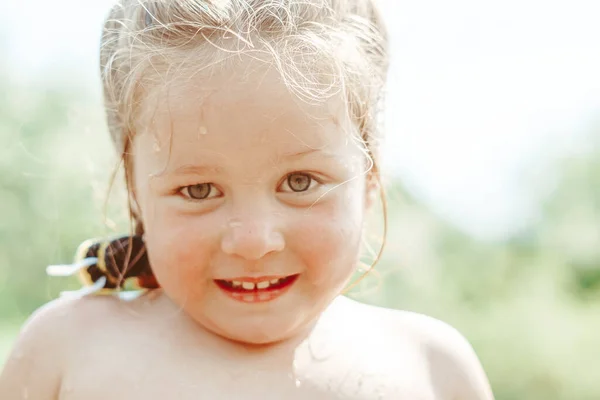 Enfant Jouant Dans Rivière Courant Sur Eau — Photo