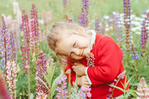 夏の日に草の間で遊ぶ幸せな子供は — ストック写真