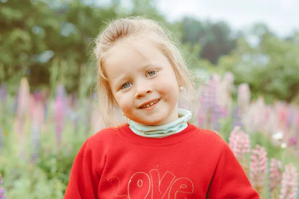 Enfant Heureux Jouant Parmi Herbe Jour Été — Photo